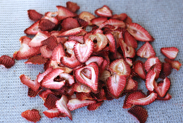 ze dried strawberries calories